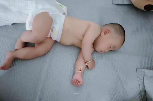 包生男孩正规公司孕妇肚子一跳一跳